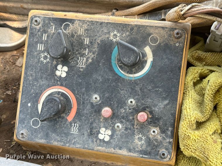 image for item EJ2814 1995 Caterpillar  963 B track loader