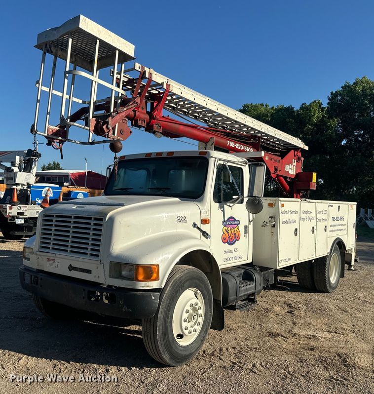 image for item EJ2831 2000 International  4900 crane truck