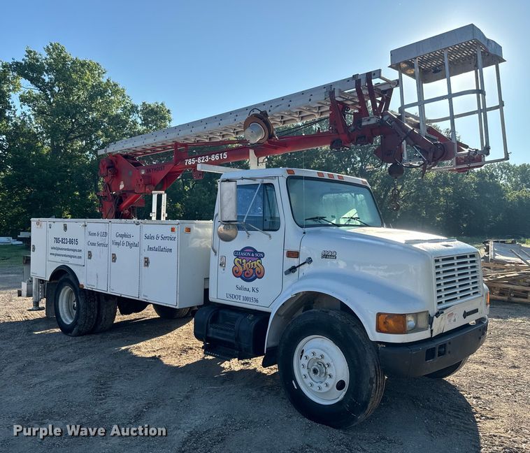 image for item EJ2831 2000 International  4900 crane truck
