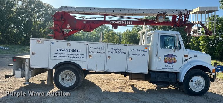 image for item EJ2831 2000 International  4900 crane truck