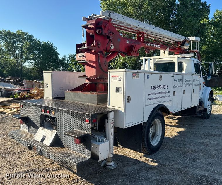 image for item EJ2831 2000 International  4900 crane truck