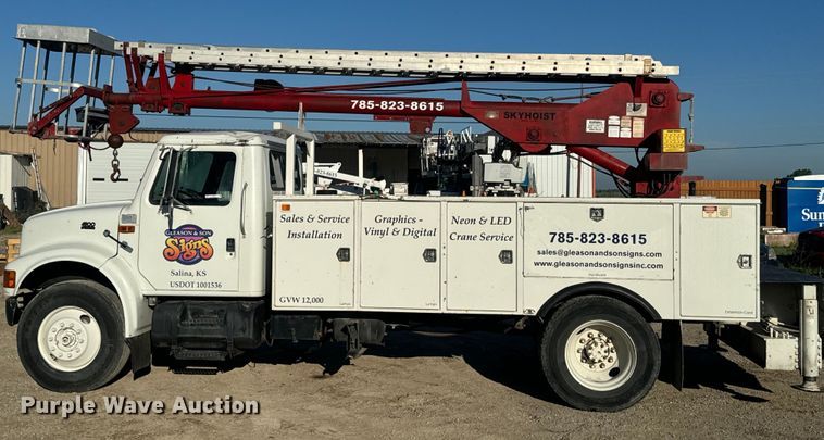 image for item EJ2831 2000 International  4900 crane truck
