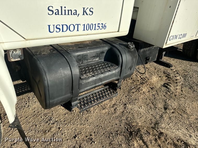 image for item EJ2831 2000 International  4900 crane truck