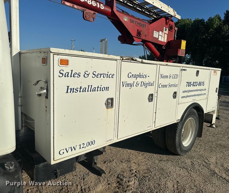 image for item EJ2831 2000 International  4900 crane truck