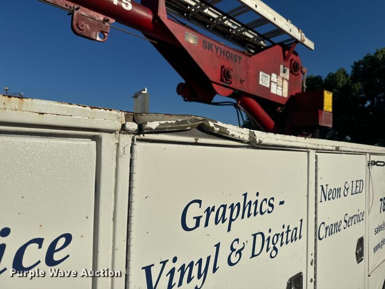 image for item EJ2831 2000 International  4900 crane truck