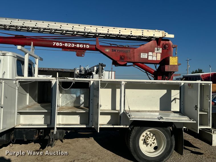 image for item EJ2831 2000 International  4900 crane truck