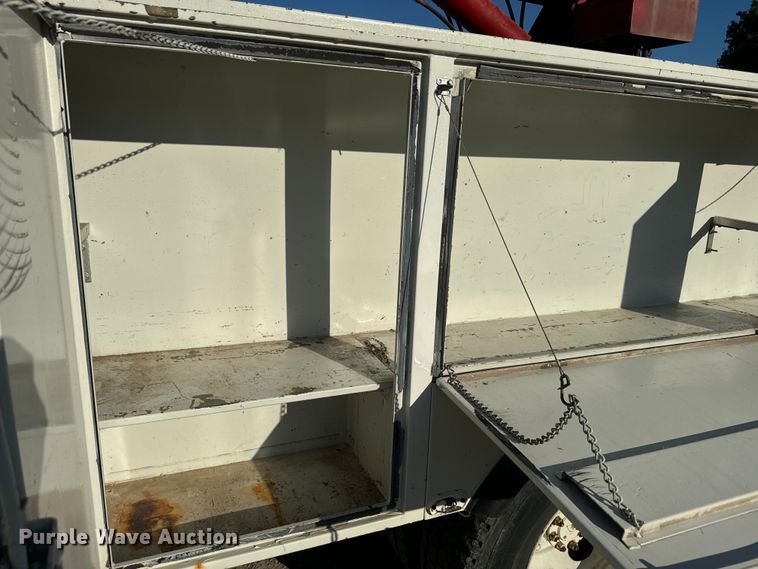 image for item EJ2831 2000 International  4900 crane truck