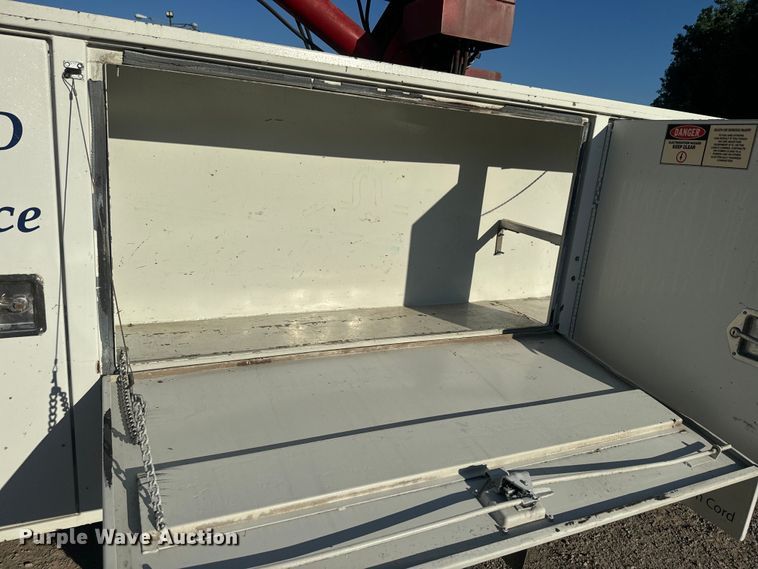 image for item EJ2831 2000 International  4900 crane truck