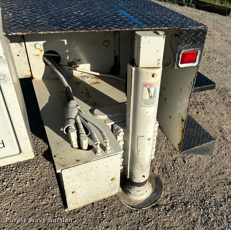 image for item EJ2831 2000 International  4900 crane truck