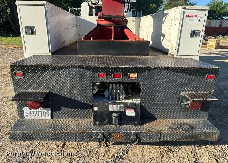 image for item EJ2831 2000 International  4900 crane truck