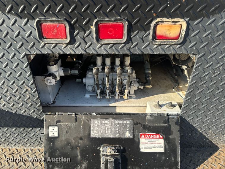 image for item EJ2831 2000 International  4900 crane truck