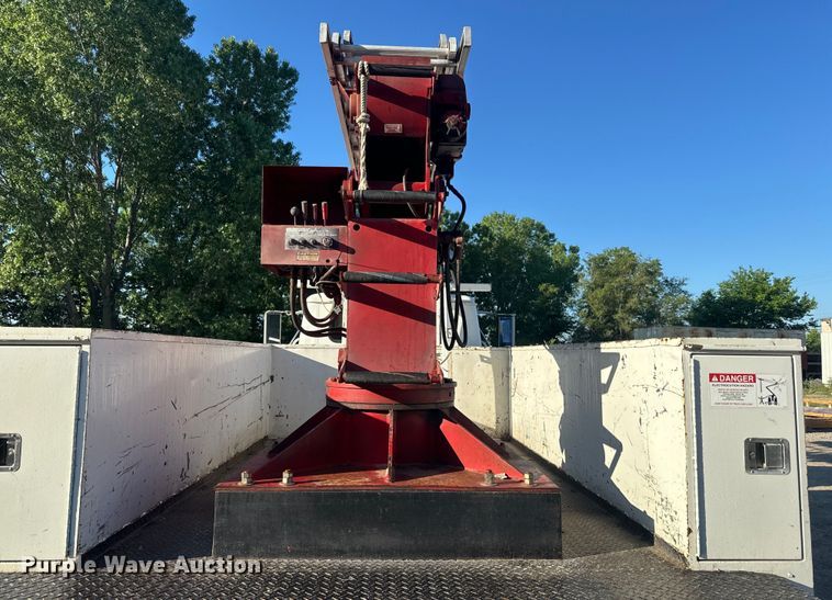 image for item EJ2831 2000 International  4900 crane truck