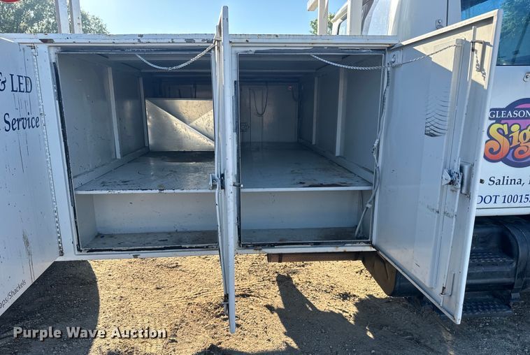 image for item EJ2831 2000 International  4900 crane truck