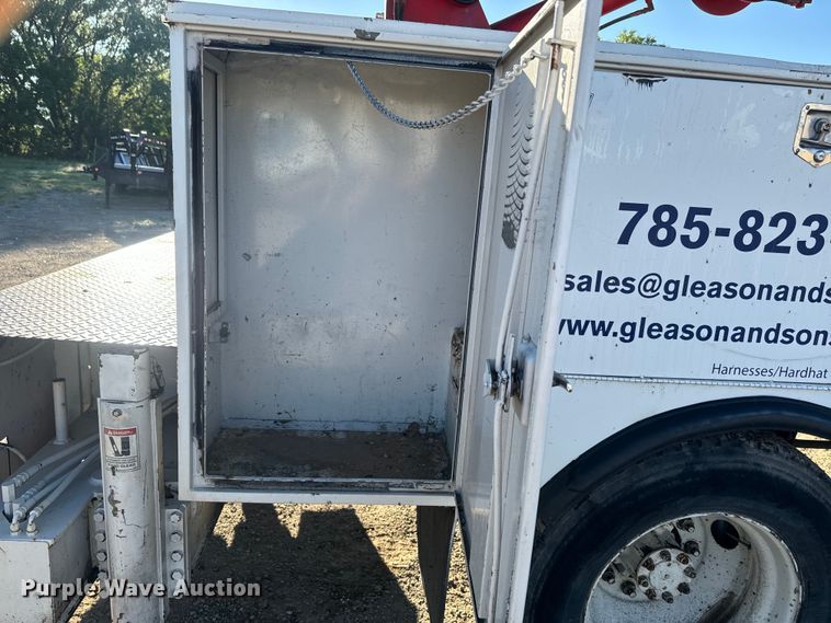 image for item EJ2831 2000 International  4900 crane truck