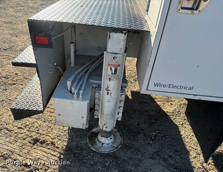 image for item EJ2831 2000 International  4900 crane truck