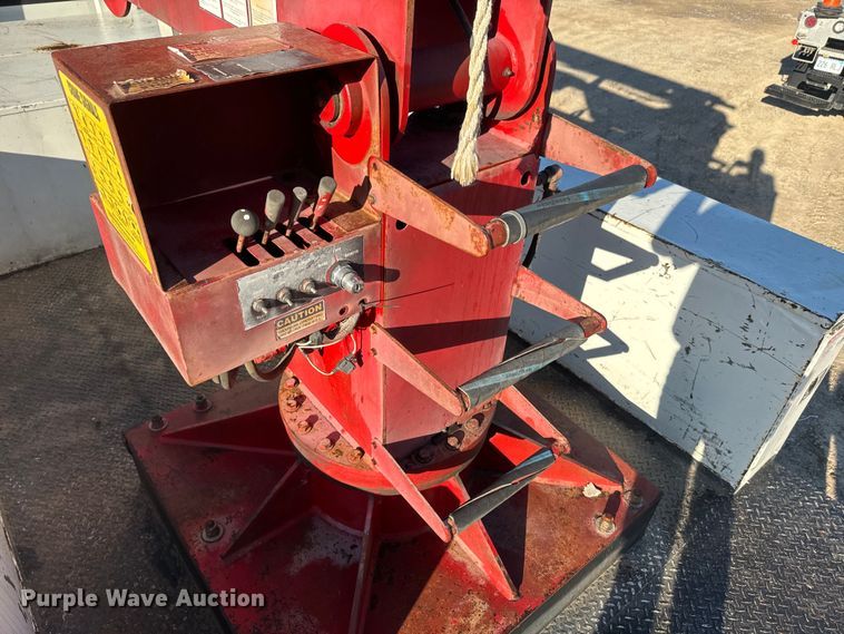 image for item EJ2831 2000 International  4900 crane truck