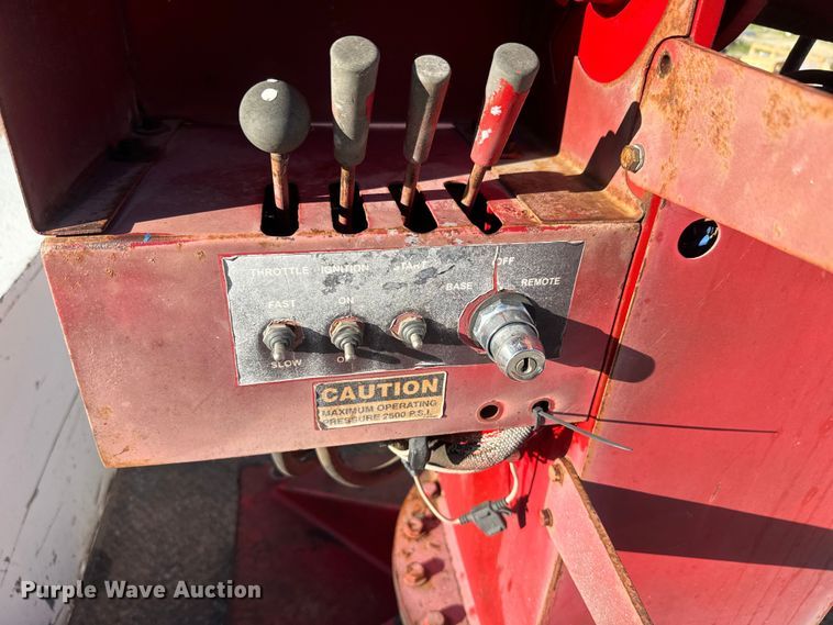 image for item EJ2831 2000 International  4900 crane truck