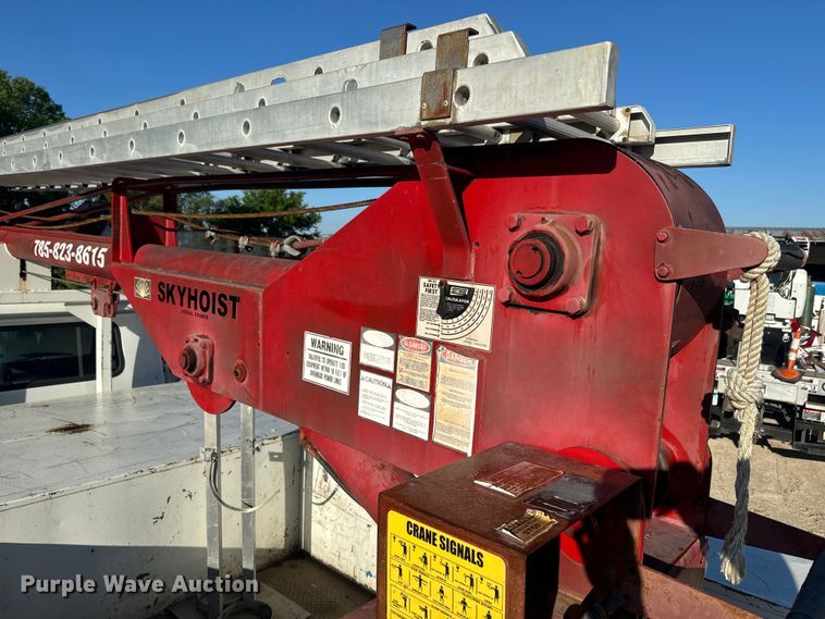 image for item EJ2831 2000 International  4900 crane truck