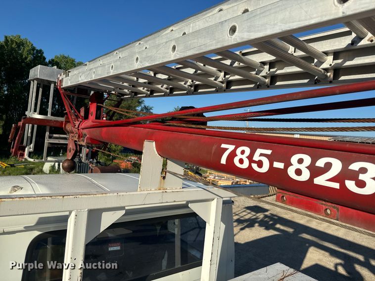 image for item EJ2831 2000 International  4900 crane truck