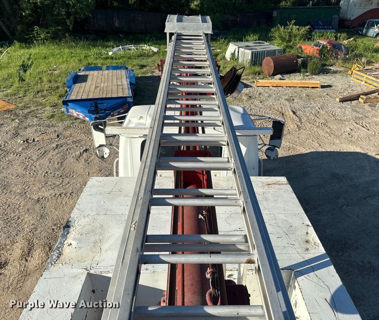 image for item EJ2831 2000 International  4900 crane truck