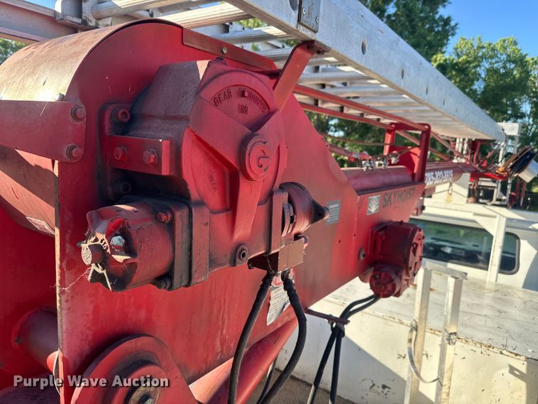 image for item EJ2831 2000 International  4900 crane truck