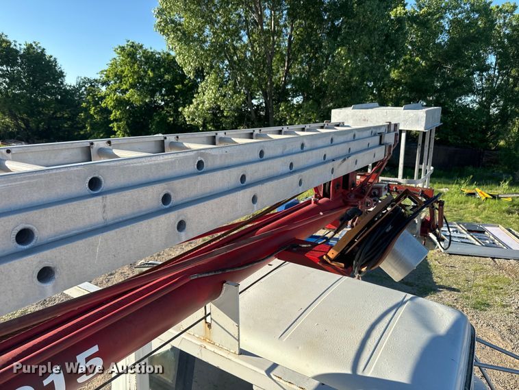 image for item EJ2831 2000 International  4900 crane truck