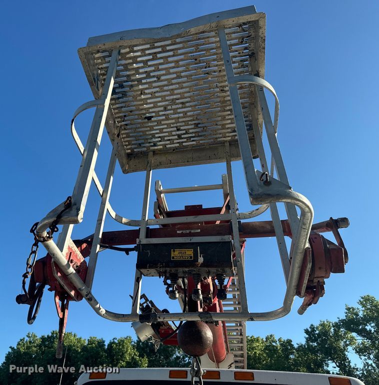 image for item EJ2831 2000 International  4900 crane truck