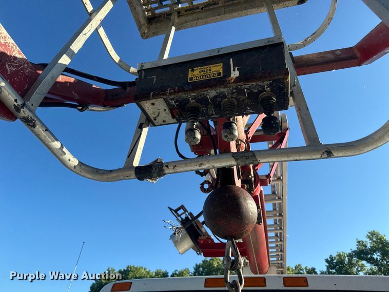 image for item EJ2831 2000 International  4900 crane truck