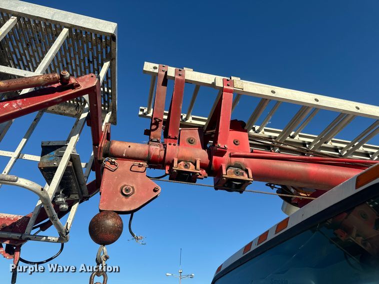 image for item EJ2831 2000 International  4900 crane truck