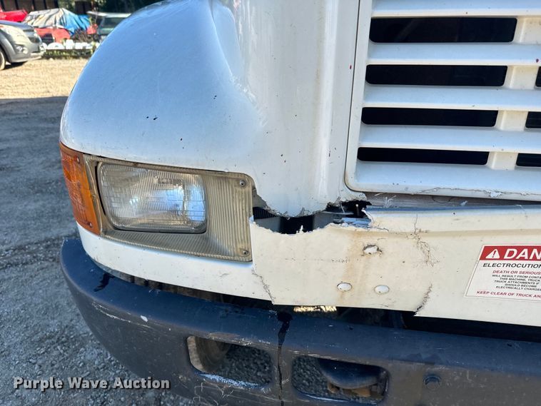 image for item EJ2831 2000 International  4900 crane truck