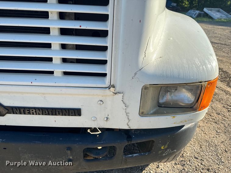 image for item EJ2831 2000 International  4900 crane truck