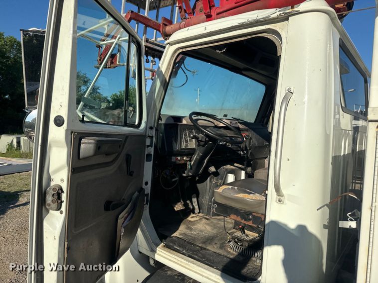 image for item EJ2831 2000 International  4900 crane truck