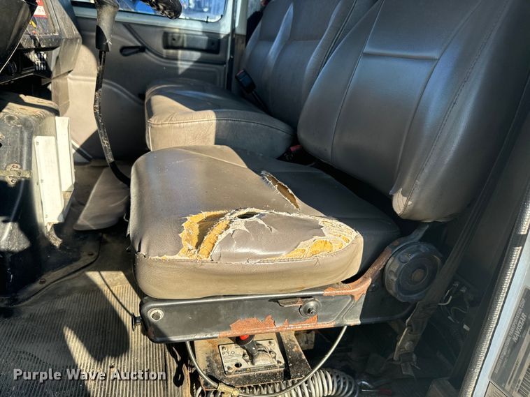 image for item EJ2831 2000 International  4900 crane truck