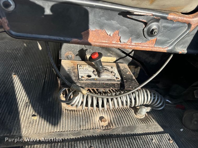 image for item EJ2831 2000 International  4900 crane truck