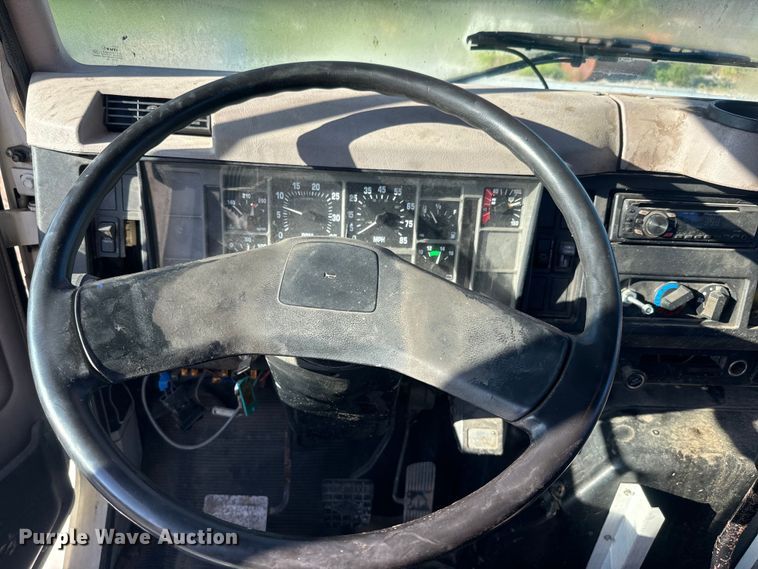 image for item EJ2831 2000 International  4900 crane truck