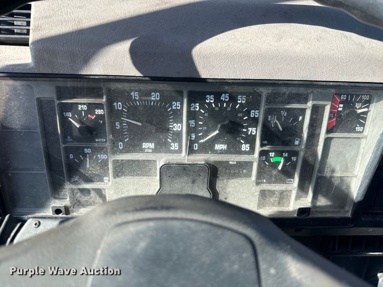 image for item EJ2831 2000 International  4900 crane truck