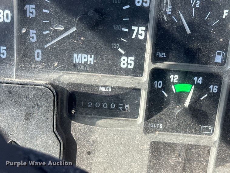 image for item EJ2831 2000 International  4900 crane truck