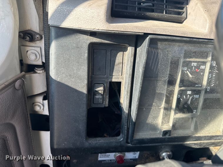 image for item EJ2831 2000 International  4900 crane truck