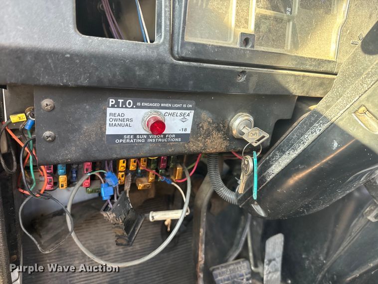 image for item EJ2831 2000 International  4900 crane truck