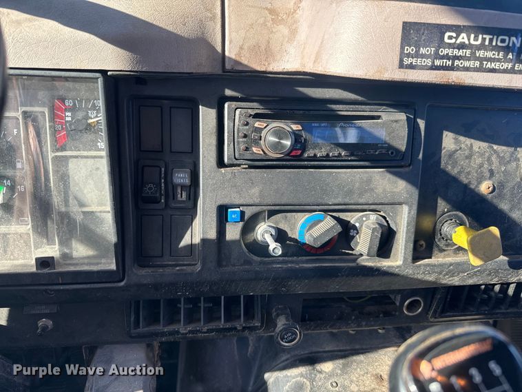 image for item EJ2831 2000 International  4900 crane truck