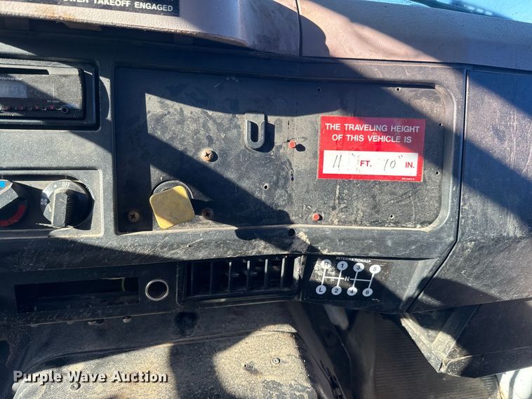 image for item EJ2831 2000 International  4900 crane truck