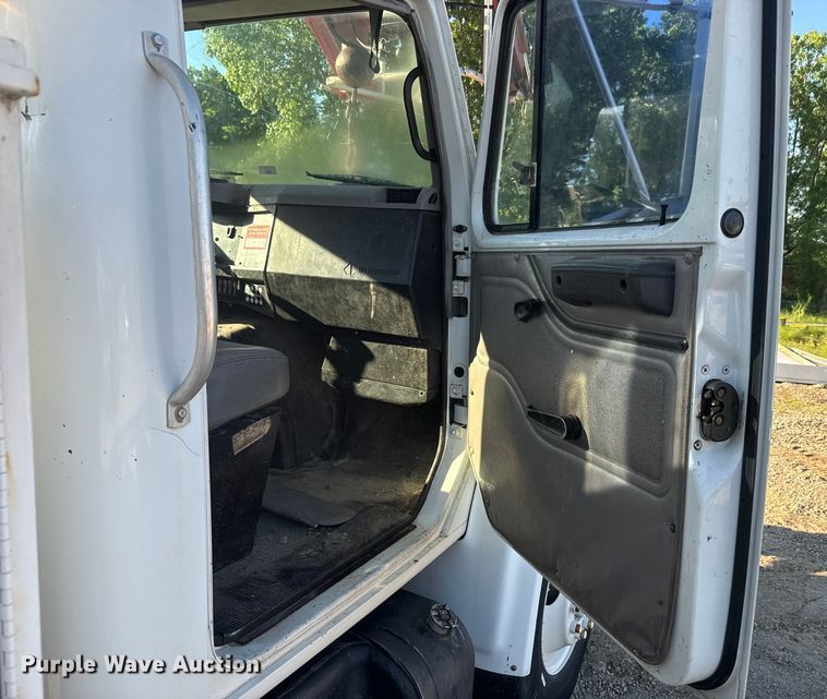 image for item EJ2831 2000 International  4900 crane truck