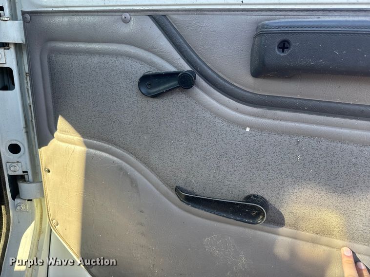 image for item EJ2831 2000 International  4900 crane truck