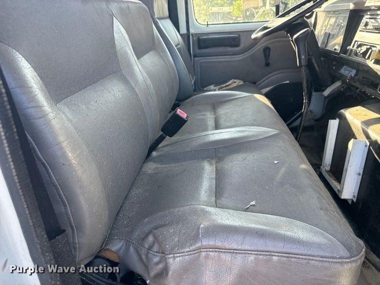 image for item EJ2831 2000 International  4900 crane truck