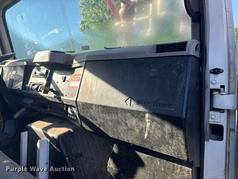 image for item EJ2831 2000 International  4900 crane truck