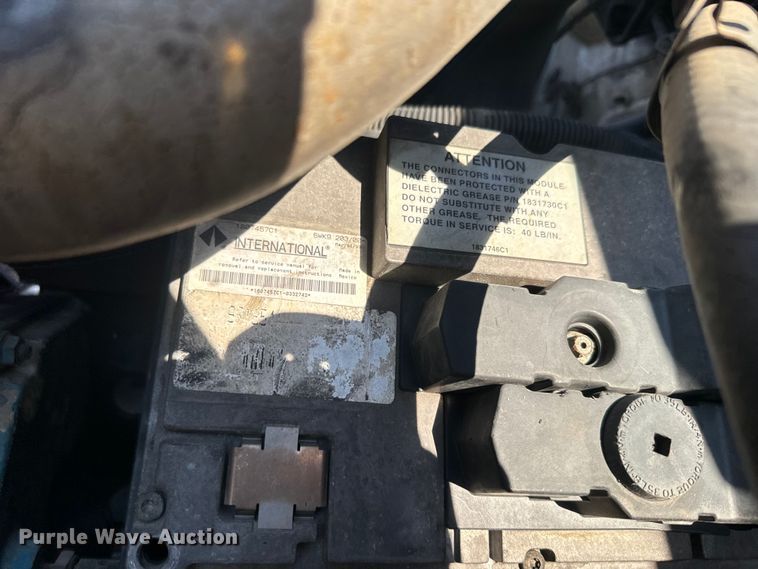 image for item EJ2831 2000 International  4900 crane truck