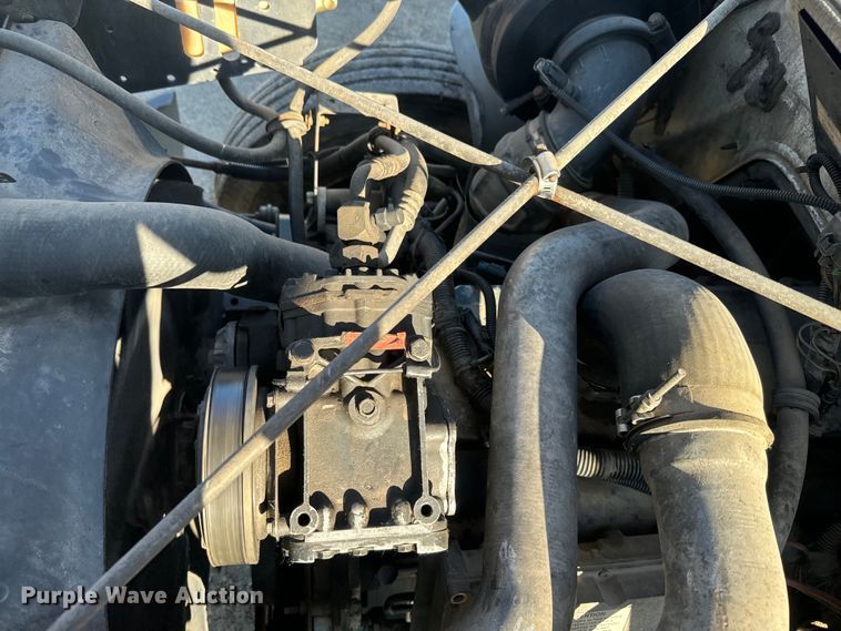 image for item EJ2831 2000 International  4900 crane truck