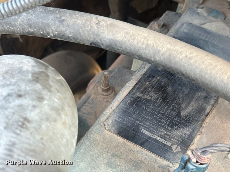 image for item EJ2831 2000 International  4900 crane truck