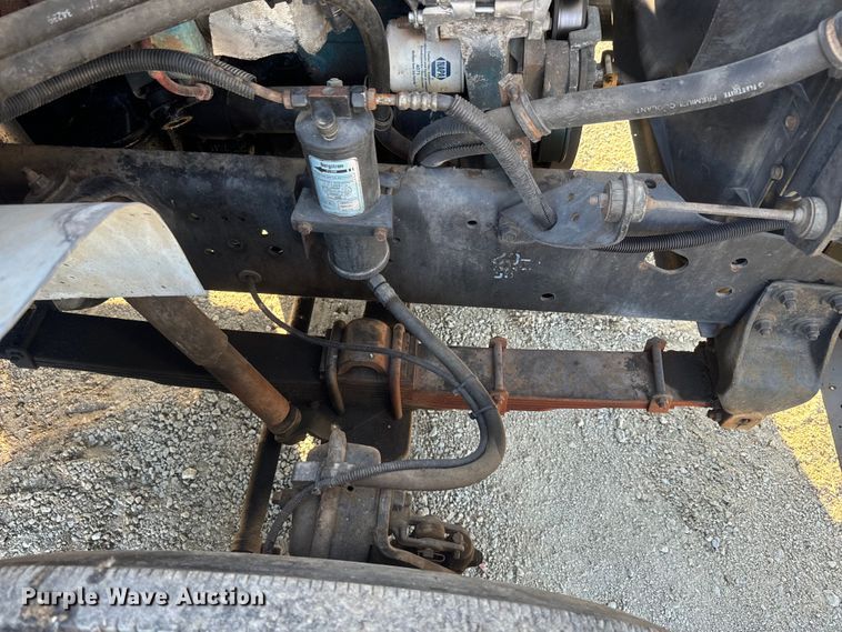 image for item EJ2831 2000 International  4900 crane truck