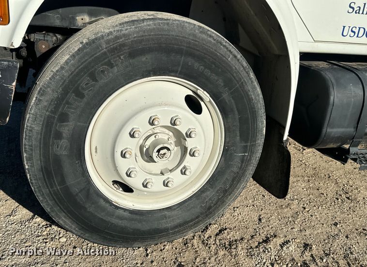 image for item EJ2831 2000 International  4900 crane truck